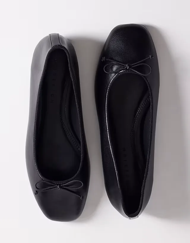 Lion bow ballets in black