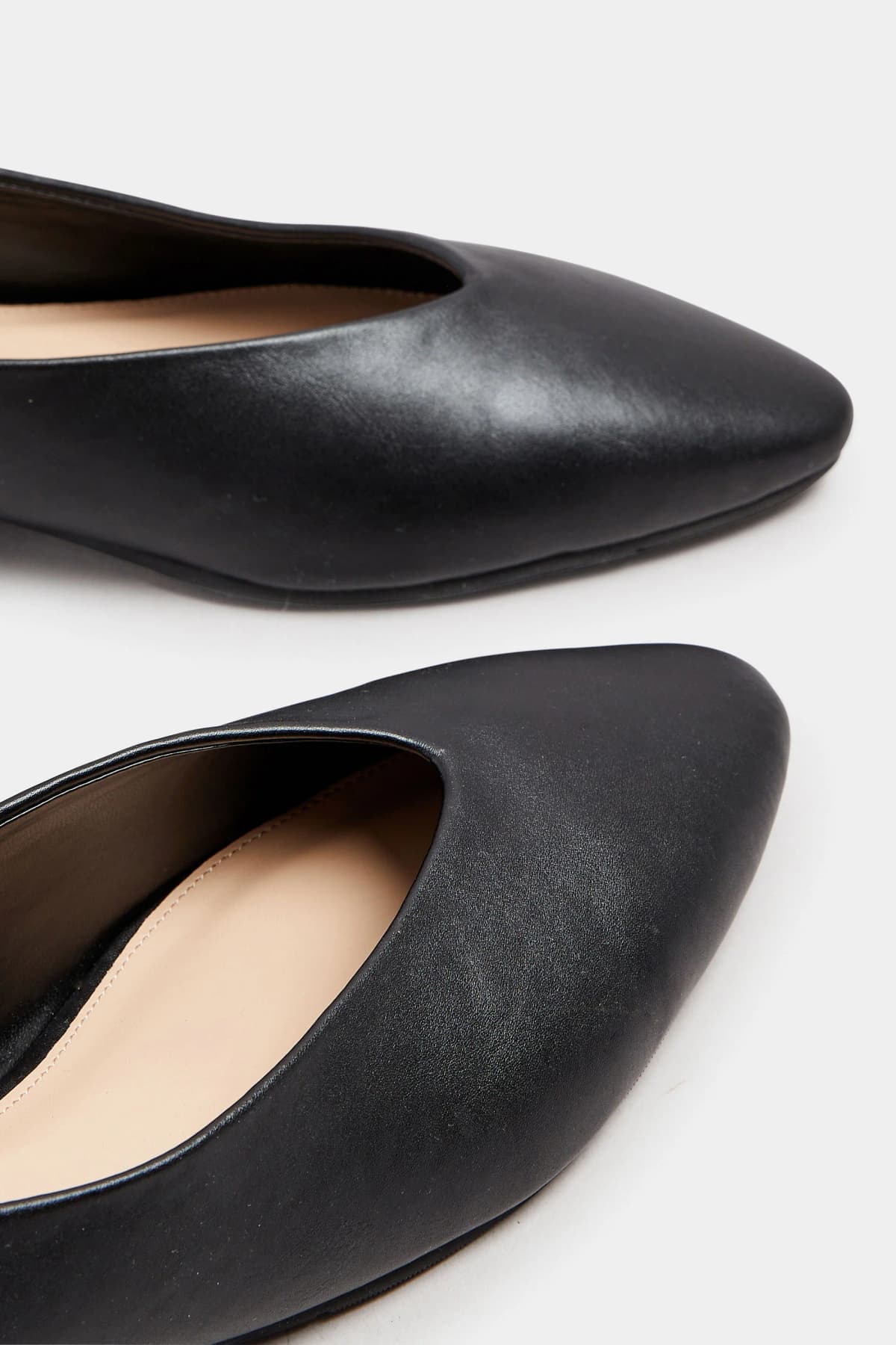 Black Pointed Court Block Heel In Standard Fit
