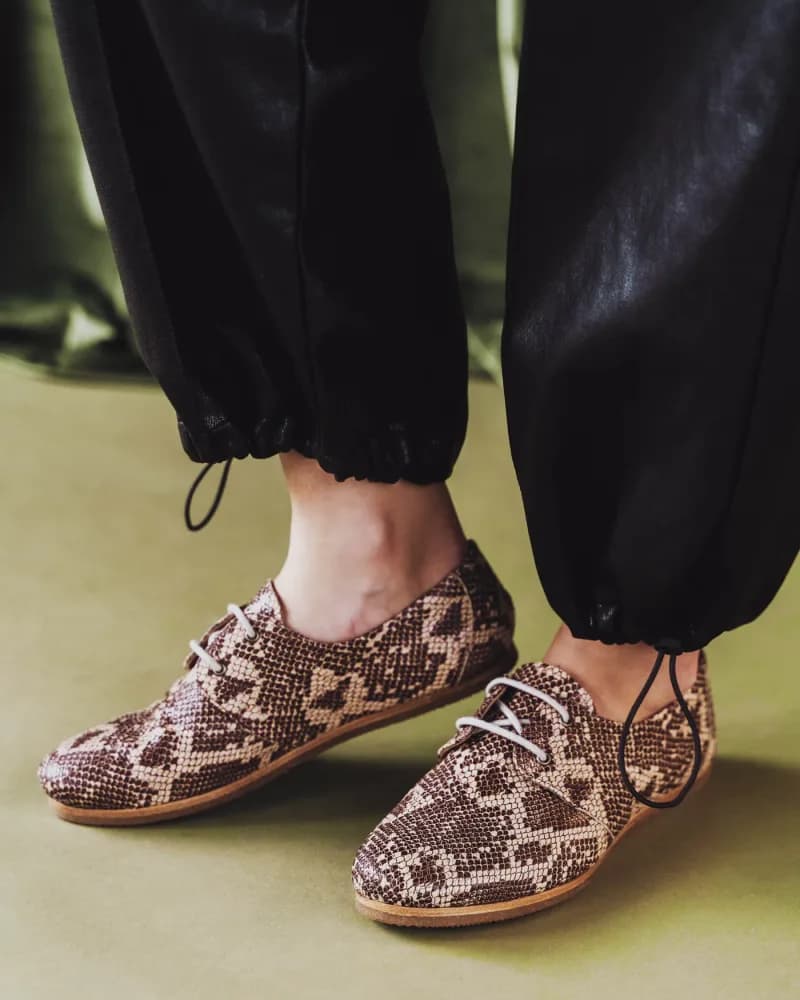 The Eyelet Oxford Jute