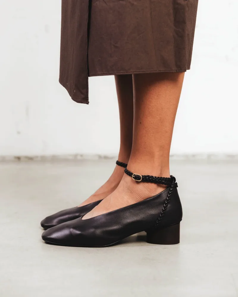 The Alma Anklet Pump